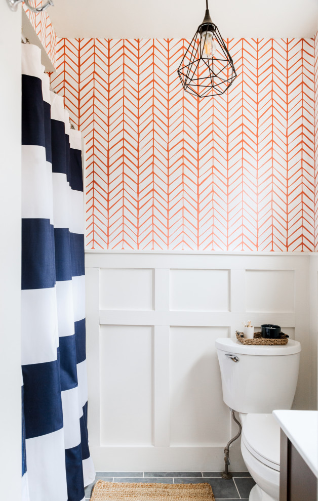 Idéer för ett mellanstort modernt vit badrum med dusch, med släta luckor, skåp i mörkt trä, klinkergolv i keramik, grått golv, bänkskiva i akrylsten, en toalettstol med hel cisternkåpa, orange kakel, orange väggar och ett integrerad handfat