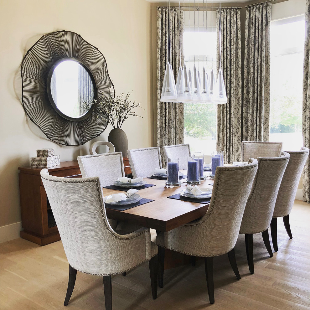 Dining room - transitional dining room idea in Chicago