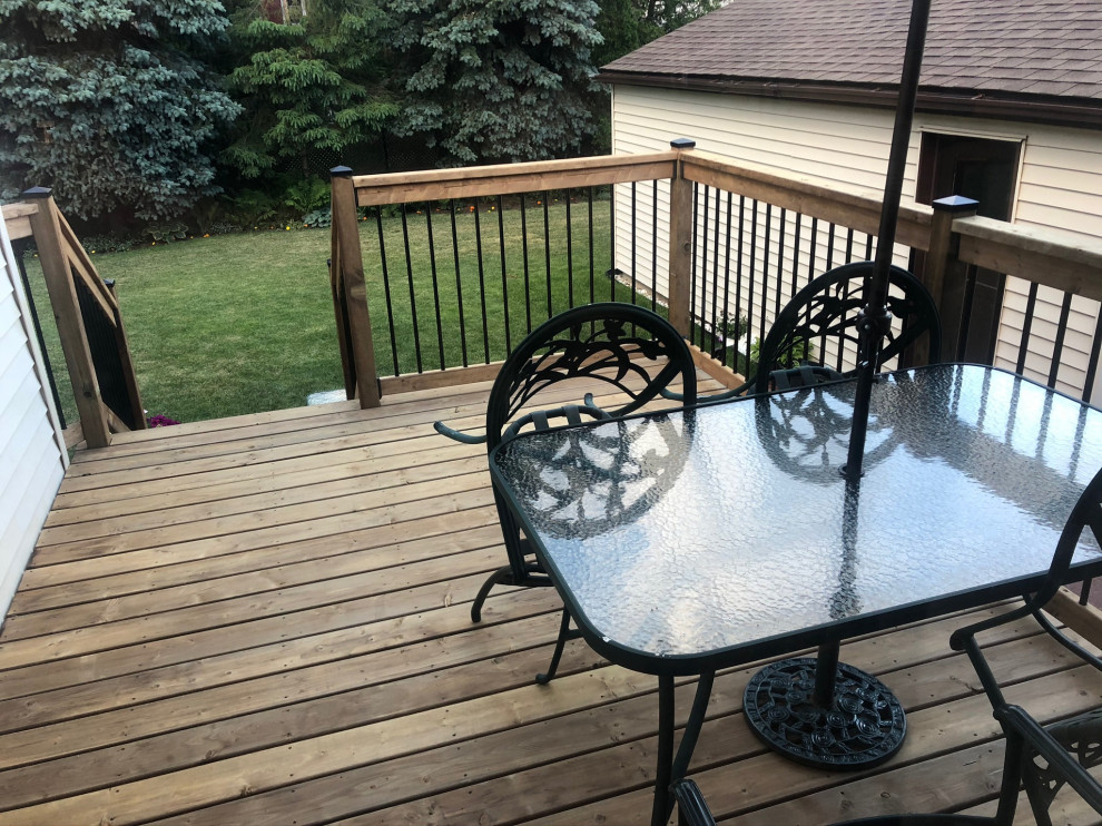 Inspiration for a mid-sized backyard deck remodel in Toronto with no cover