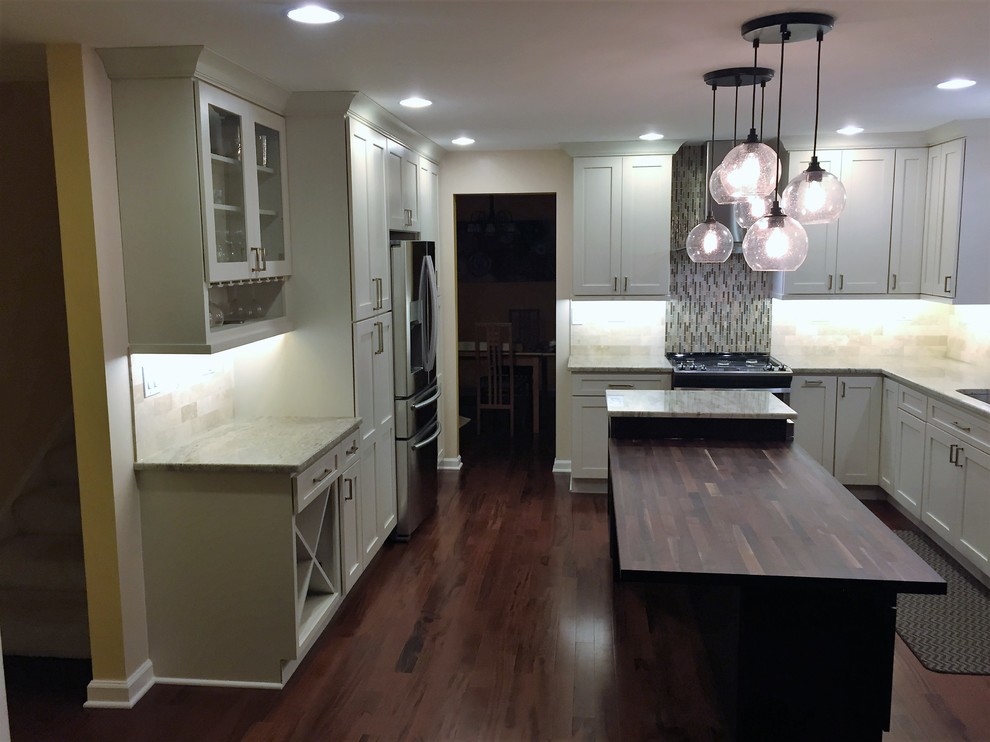 Kitchen - transitional kitchen idea in Chicago