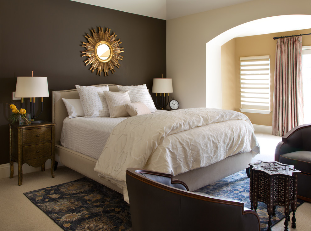 Imagen de dormitorio principal tradicional renovado de tamaño medio con paredes marrones, moqueta y suelo beige