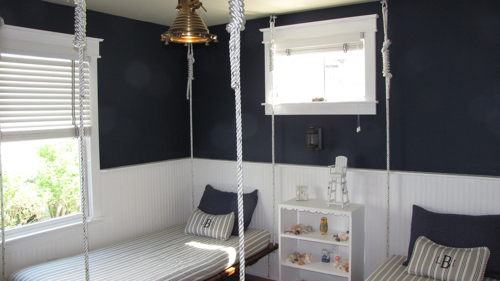Idee per una cameretta da letto costiera con pareti multicolore