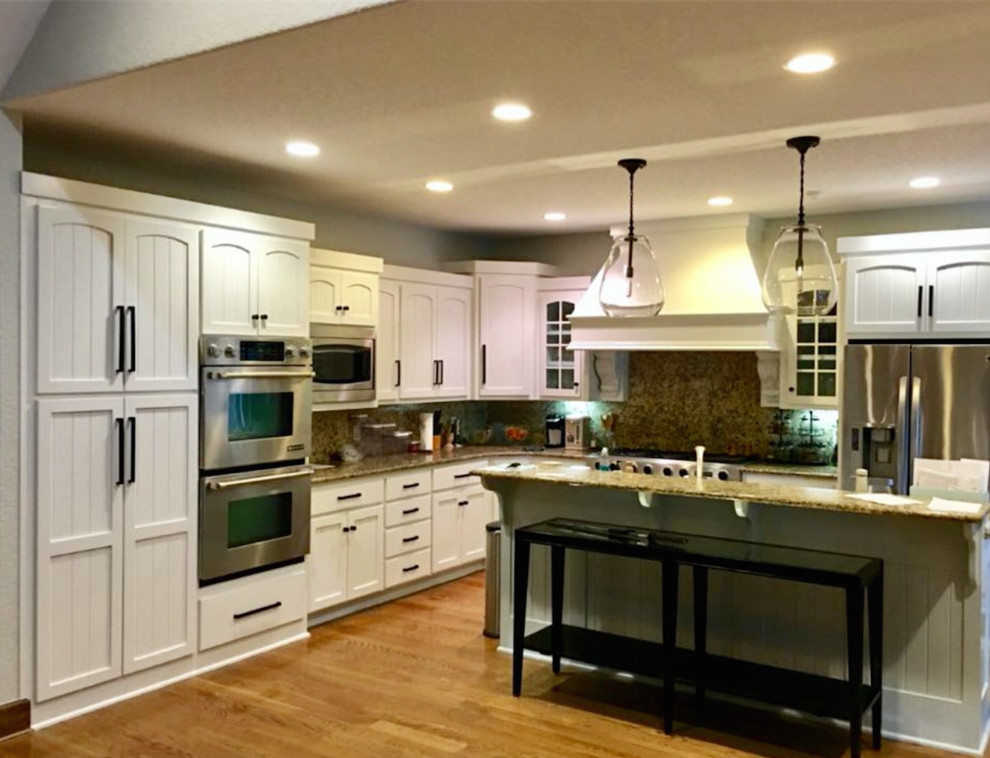 Kitchen - transitional kitchen idea in Orange County