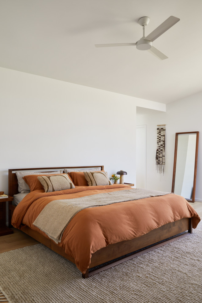 Großes Modernes Hauptschlafzimmer ohne Kamin mit weißer Wandfarbe, hellem Holzboden, gewölbter Decke und beigem Boden in San Francisco