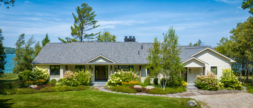 Imagen de fachada de casa gris y blanca clásica renovada de tamaño medio de una planta con tejado de teja de madera, panel y listón y revestimientos combinados