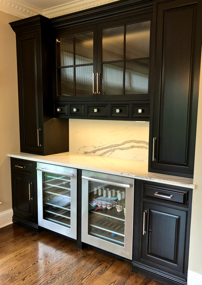 Transitional kitchen photo in Chicago