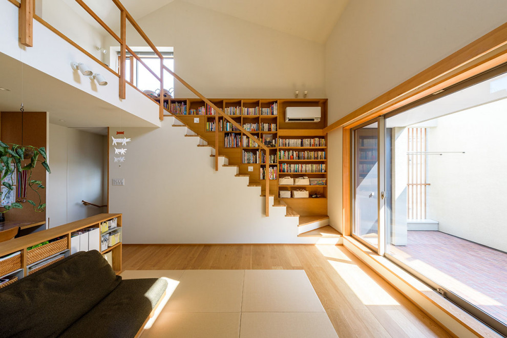 Exemple d'un salon ouvert avec un mur blanc, un sol de tatami, un plafond en papier peint et du papier peint.