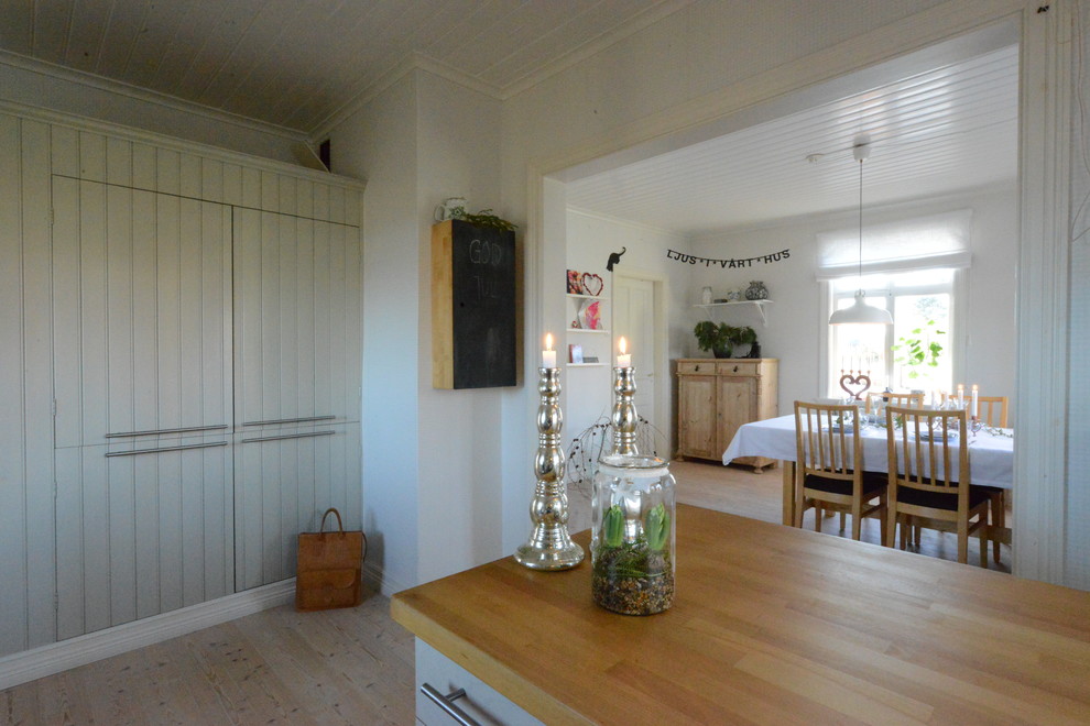 This is an example of a country kitchen in Gothenburg.