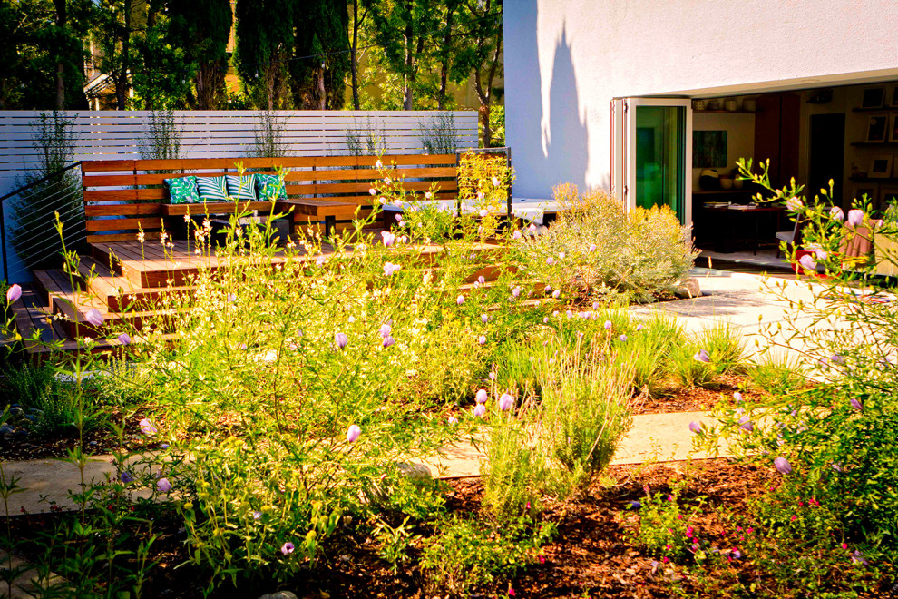 Bild på en mellanstor funkis bakgård som tål torka, med en trädgårdsgång och marksten i betong