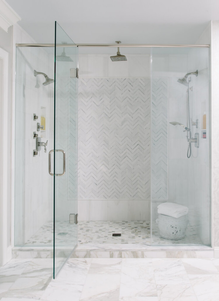 Idéer för mellanstora funkis turkost en-suite badrum, med skåp i shakerstil, vita skåp, ett fristående badkar, våtrum, marmorgolv, ett undermonterad handfat och marmorbänkskiva