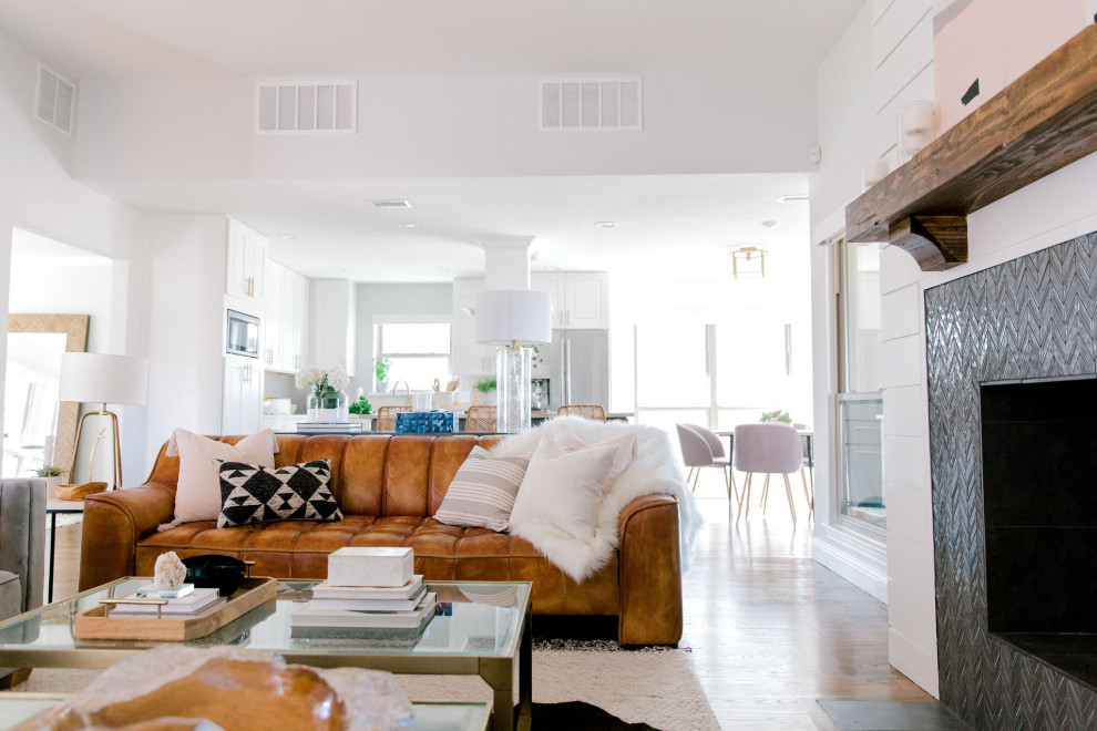 Transitional home design photo in Dallas