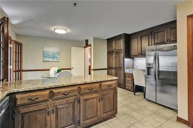 Kitchen - kitchen idea in Richmond