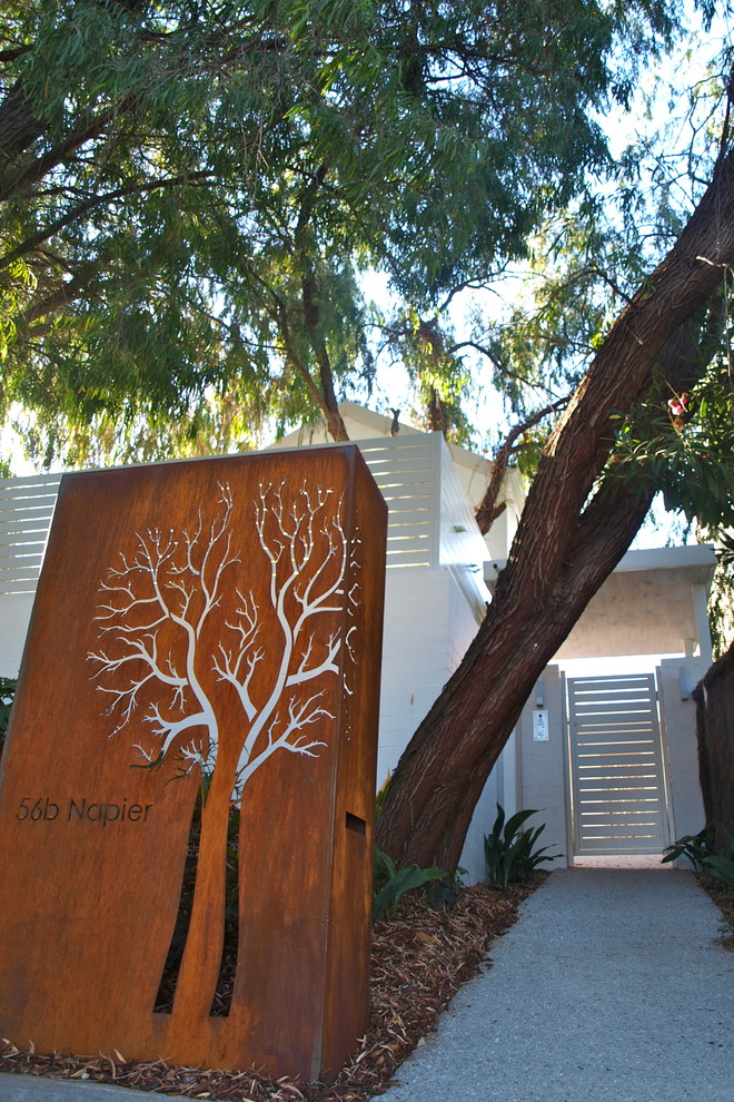 This is an example of an australian native contemporary front yard garden in Perth.