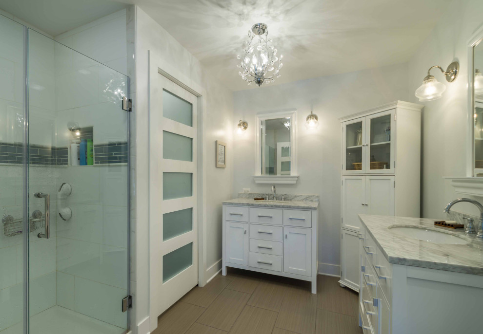 Источник вдохновения для домашнего уюта: большая главная ванная комната в белых тонах с отделкой деревом в современном стиле с плоскими фасадами, белыми фасадами, душем в нише, серой плиткой, мраморной плиткой, белыми стенами, полом из керамической плитки, накладной раковиной, мраморной столешницей, коричневым полом, душем с распашными дверями, серой столешницей, нишей, тумбой под две раковины, встроенной тумбой, потолком с обоями и обоями на стенах
