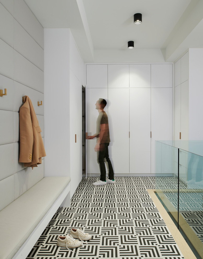 Источник вдохновения для домашнего уюта: большой коридор в современном стиле с белыми стенами, полом из керамогранита и черным полом