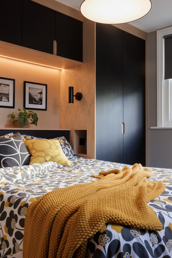 Идея дизайна: маленькая хозяйская спальня: освещение в скандинавском стиле с серыми стенами, ковровым покрытием, серым полом и обоями на стенах для на участке и в саду