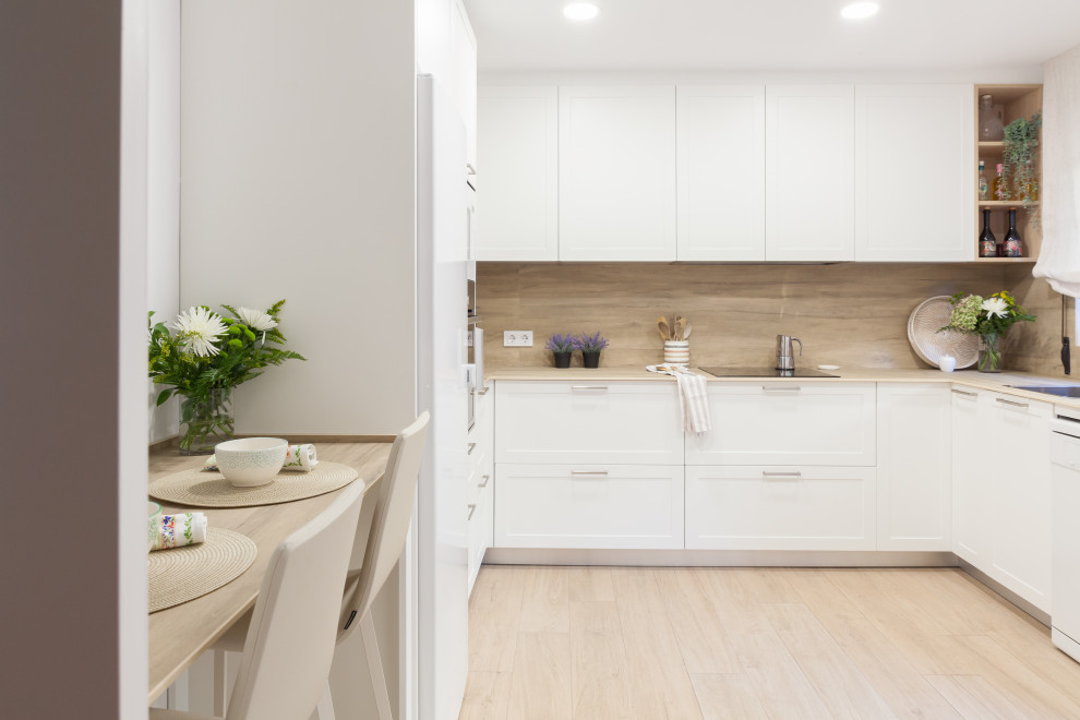 Inspiration for a mid-sized contemporary u-shaped separate kitchen in Madrid with a drop-in sink, beaded inset cabinets, white cabinets, quartz benchtops, brown splashback, engineered quartz splashback, white appliances, porcelain floors, brown floor and brown benchtop.