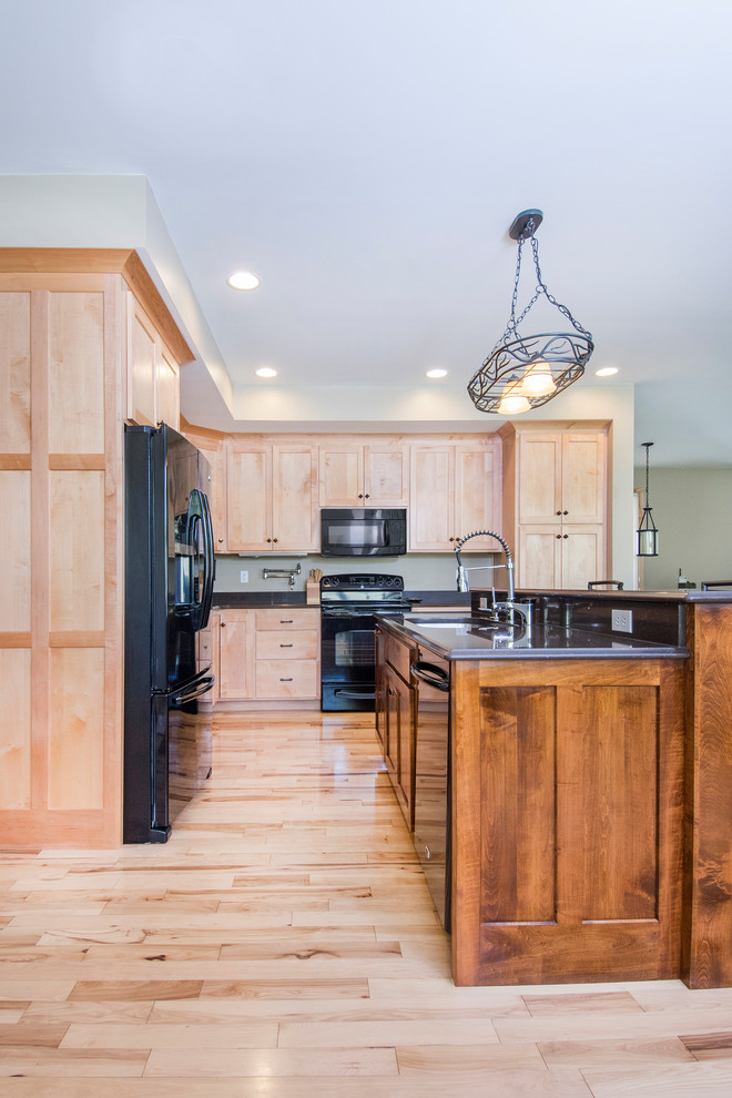 Transitional kitchen photo in Columbus