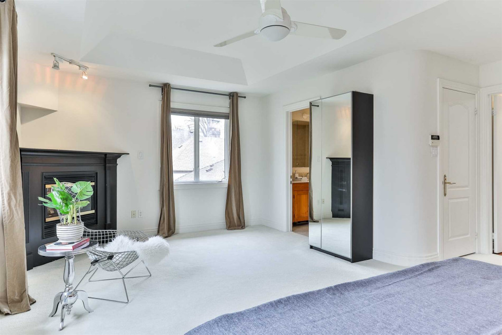 Bedroom - transitional bedroom idea in Toronto