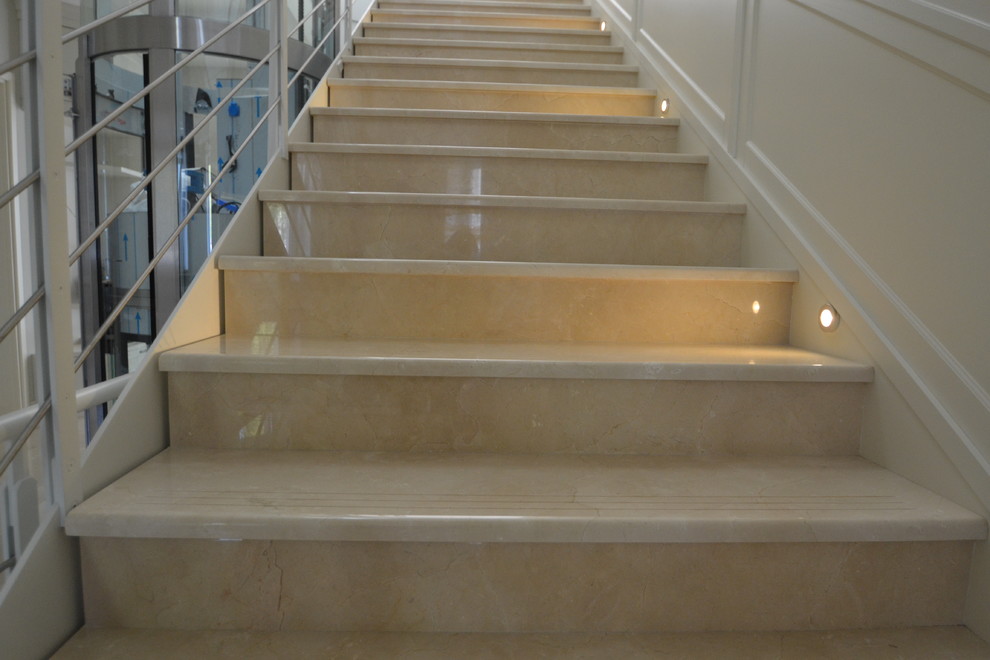 Загородный дом в Барвихе - гостиная, кухня и зал