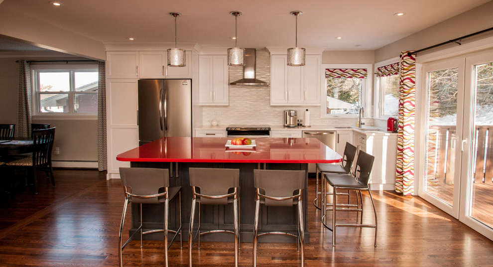 Eat-in kitchen - mid-sized transitional l-shaped medium tone wood floor eat-in kitchen idea with an undermount sink, shaker cabinets, white cabinets, quartz countertops, gray backsplash, stone tile backsplash, stainless steel appliances and an island