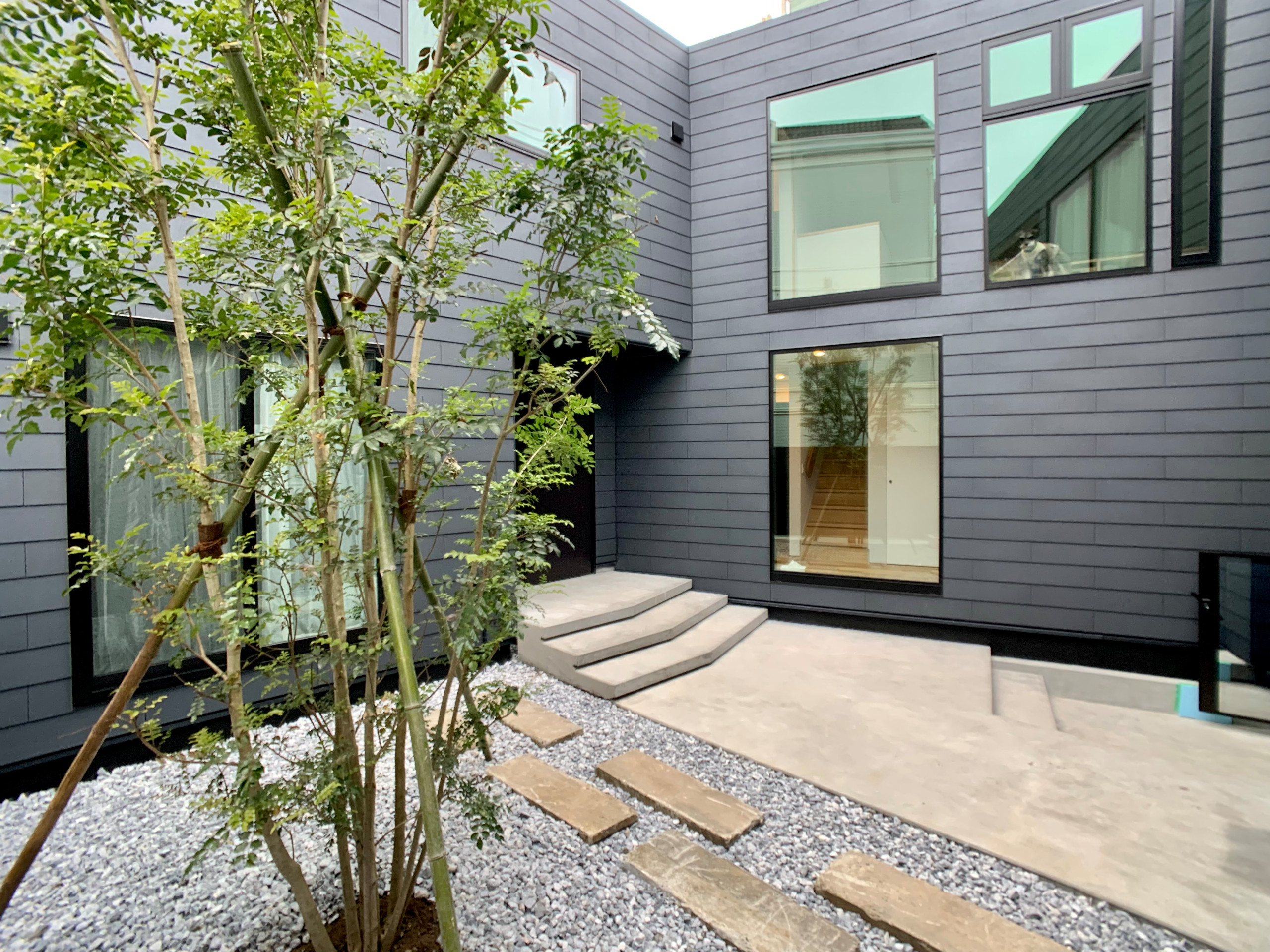 松江の中庭を囲む家