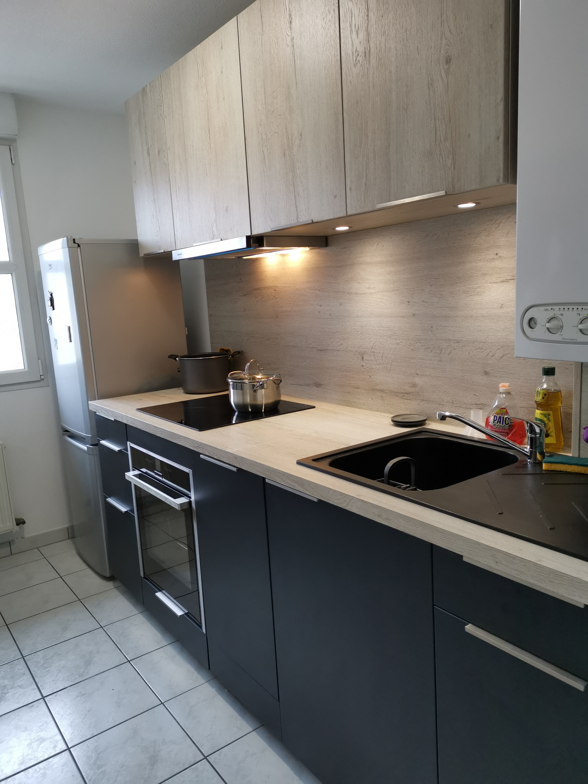 Cuisine contemporaine et fonctionnelle dans petit espace
