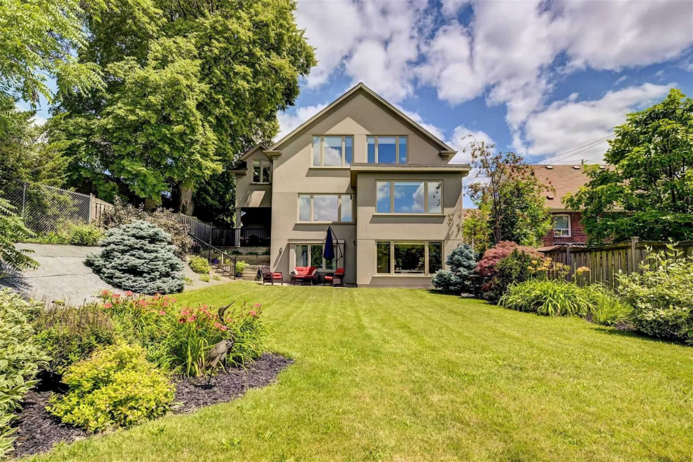 Home design - transitional home design idea in Toronto