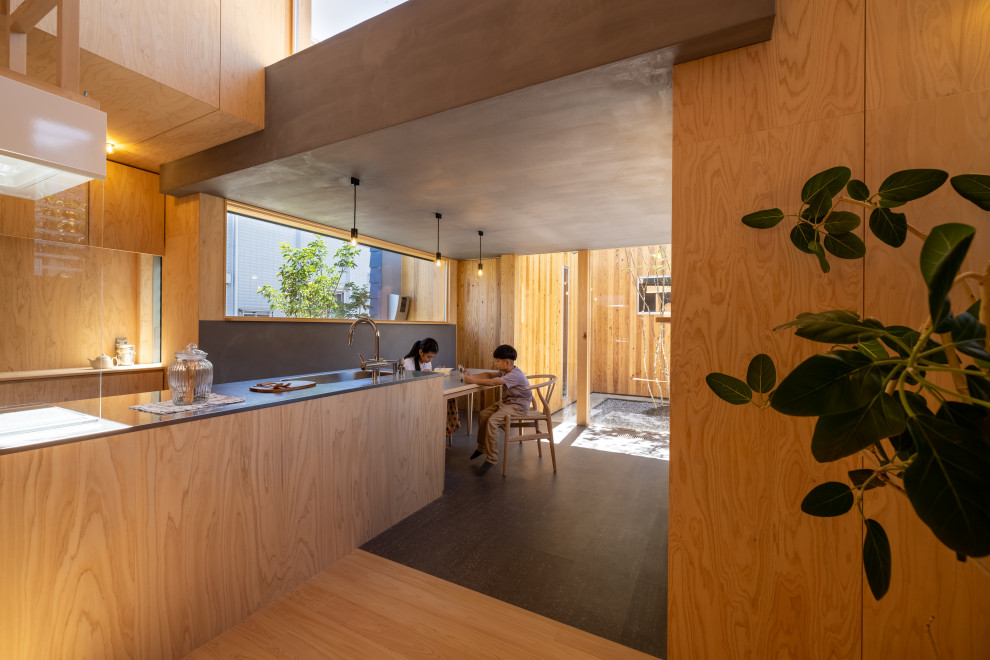 Свежая идея для дизайна: гостиная-столовая среднего размера в стиле модернизм с серыми стенами, пробковым полом, серым полом, деревянным потолком и деревянными стенами без камина - отличное фото интерьера