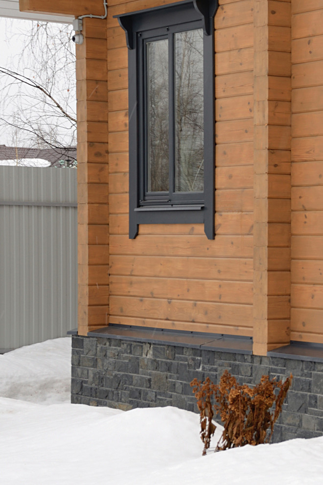 Дом из бруса с цоколем из камня