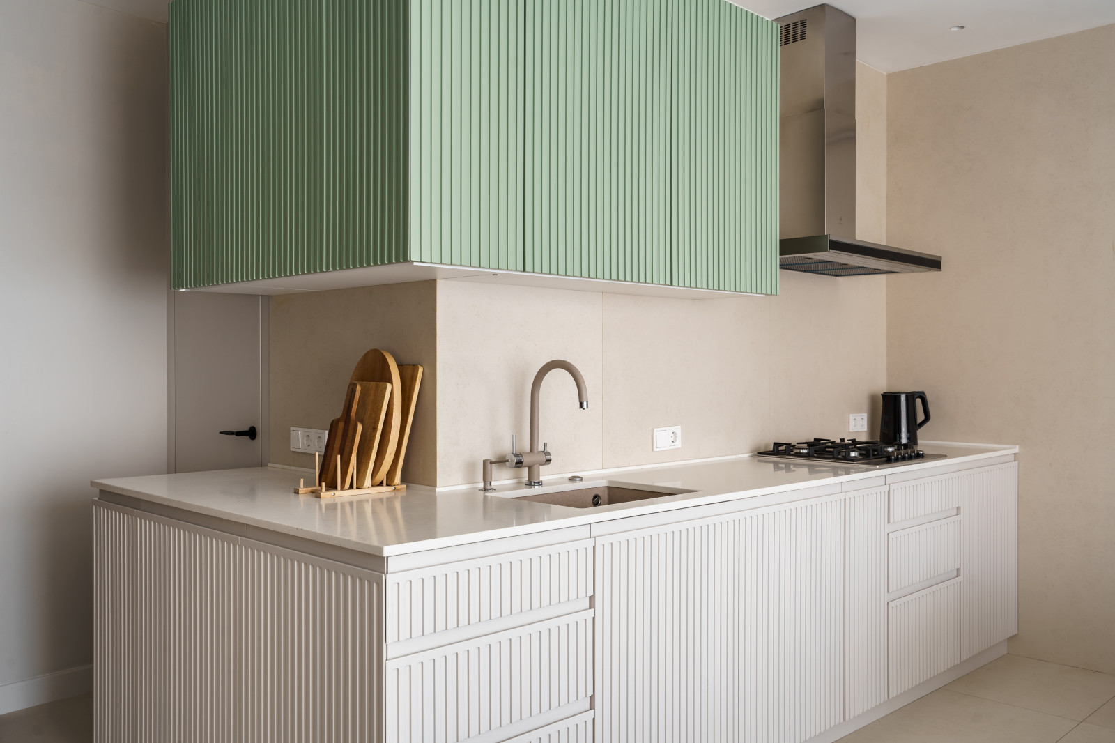 Белая кухня с отдельными пеналами