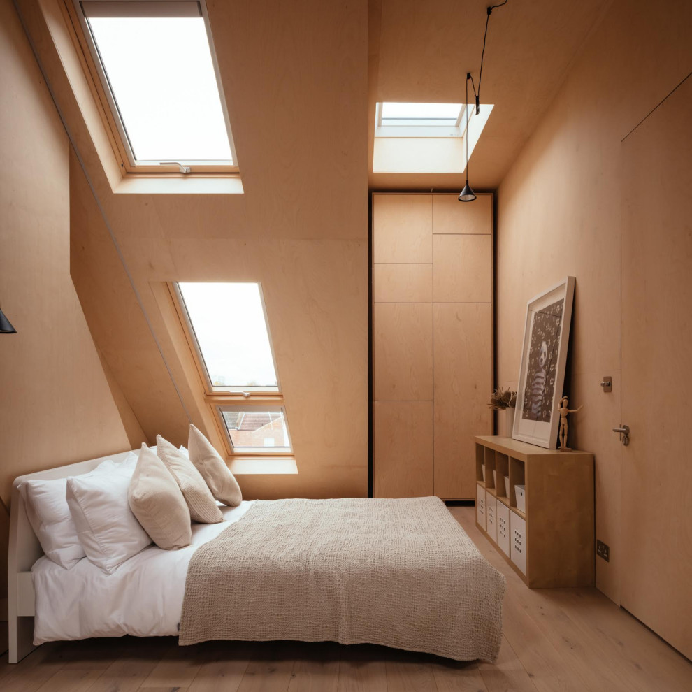 Immagine di una camera da letto minimal con parquet chiaro