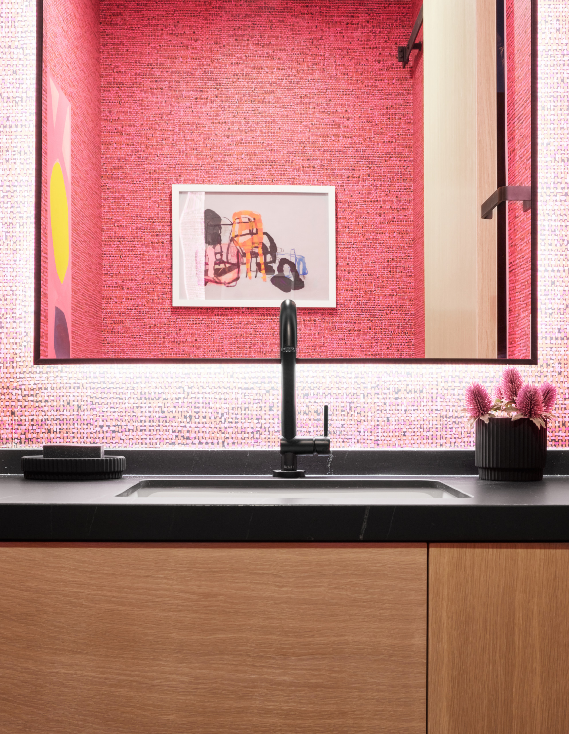 モダンスタイルのおしゃれなトイレ 洗面所 ピンクの壁 の画像 75選 22年11月 Houzz ハウズ