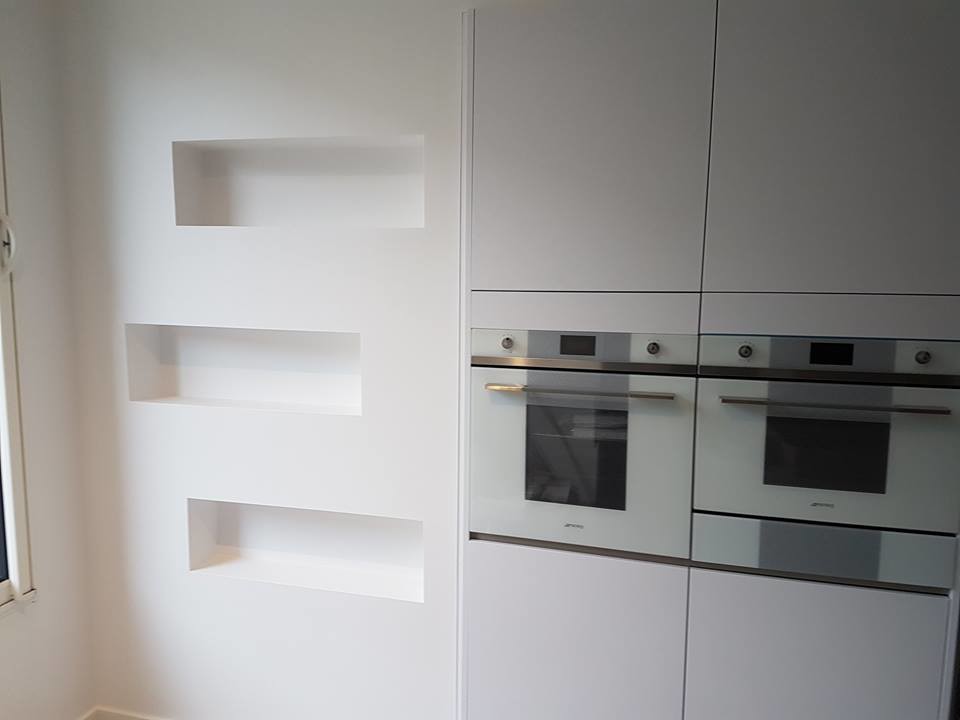 Оформление ниш с использованием стабилизированных растений и мхов.