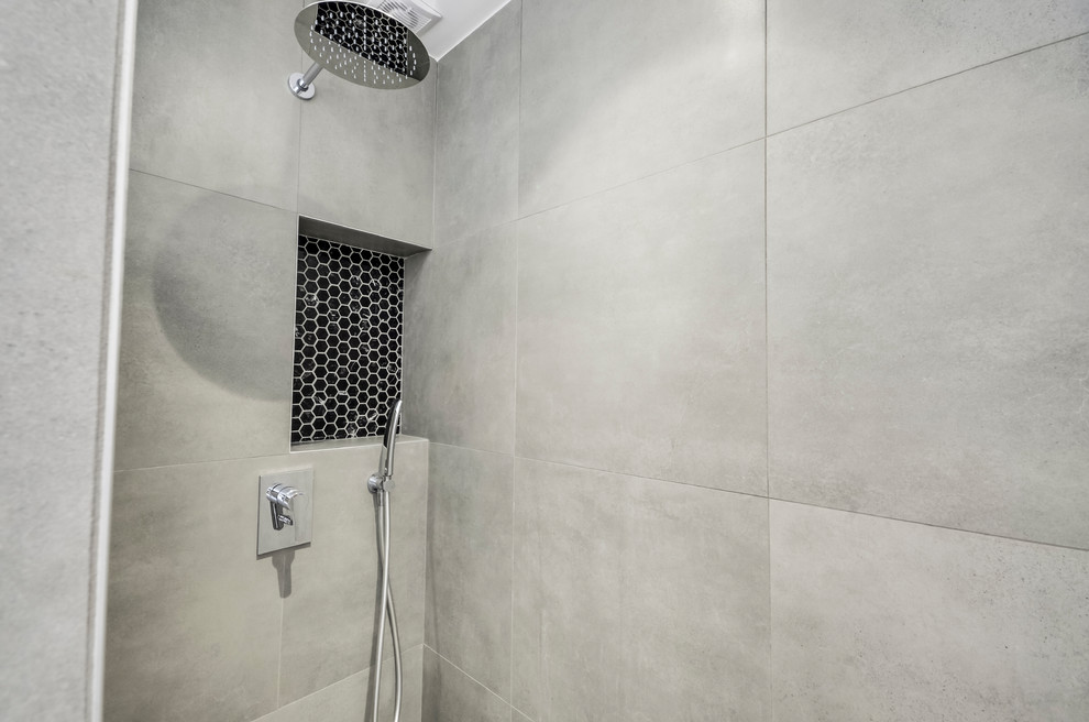 Photo of a small midcentury 3/4 bathroom in Paris with an open shower, a wall-mount toilet, black tile, marble, white walls, ceramic floors, a trough sink, grey floor, an open shower and white benchtops.