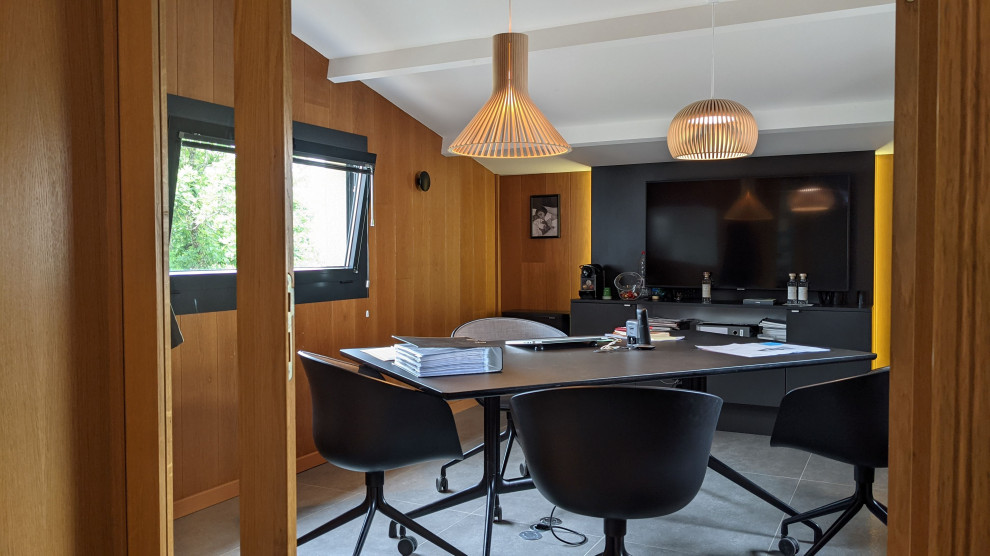 Modelo de despacho retro pequeño con paredes marrones, suelo de baldosas de cerámica, escritorio independiente, suelo gris, vigas vistas y madera
