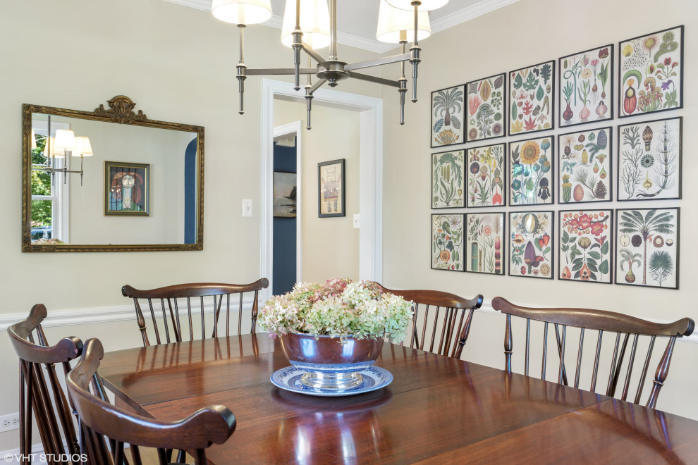 Photo of a mid-sized traditional separate dining room in Chicago with beige walls and light hardwood floors.