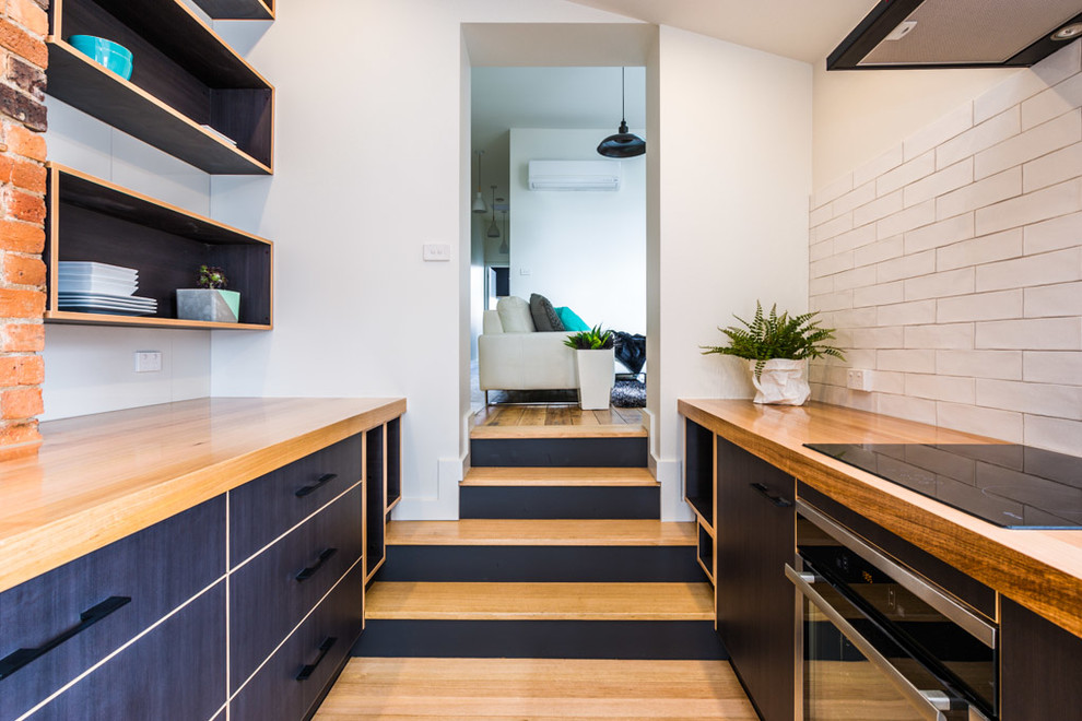 This is an example of a mid-sized contemporary kitchen in Wollongong.