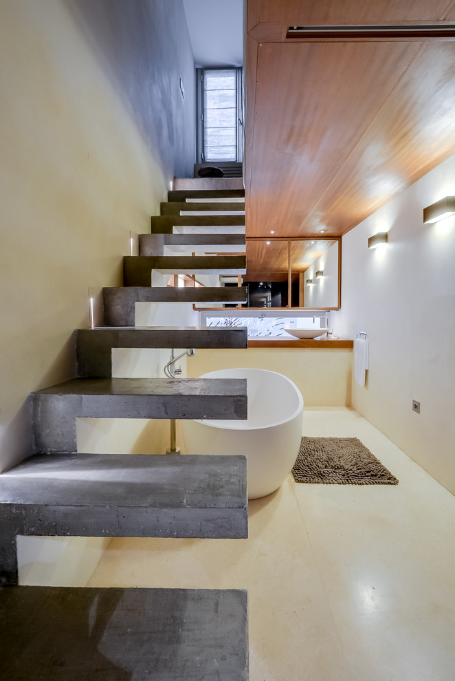 Inspiration for a mid-sized contemporary concrete floating staircase in Paris with open risers.