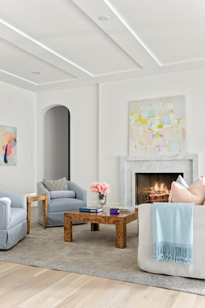 Пример оригинального дизайна: открытая гостиная комната в морском стиле с белыми стенами, мраморным полом, стандартным камином, фасадом камина из камня, белым полом и кессонным потолком