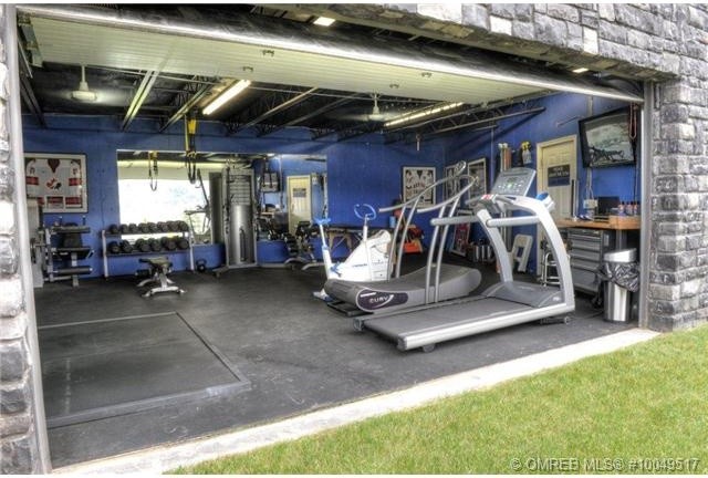 Design ideas for a contemporary home weight room in Vancouver with blue walls.