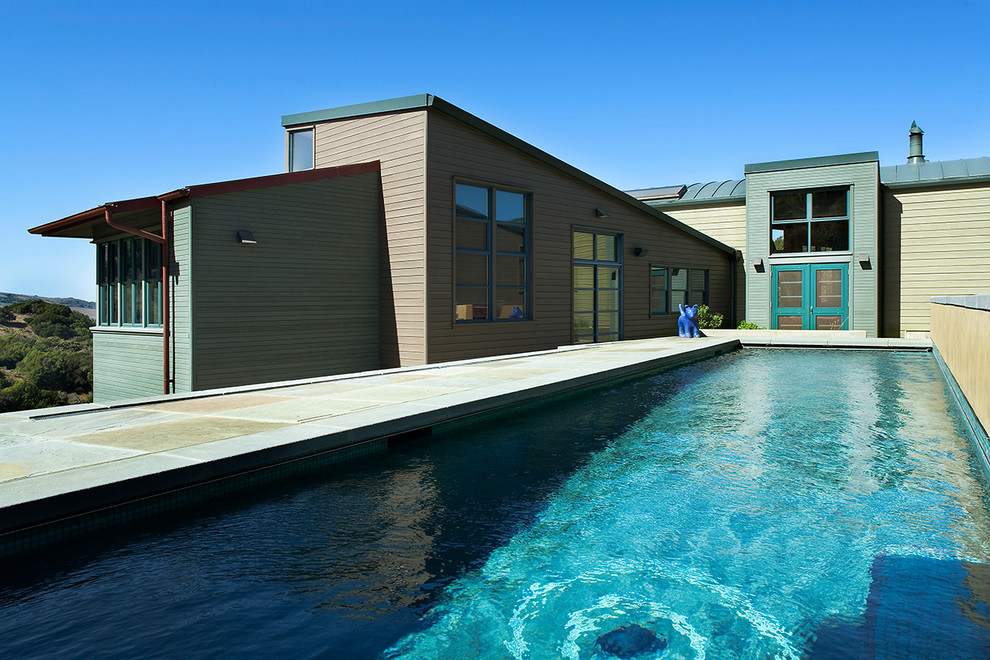 Photo of a contemporary rectangular lap pool in San Francisco.