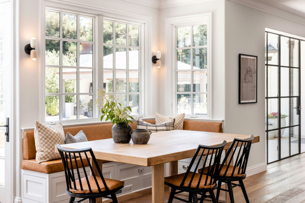 На фото: столовая в классическом стиле с с кухонным уголком, белыми стенами, паркетным полом среднего тона и коричневым полом с