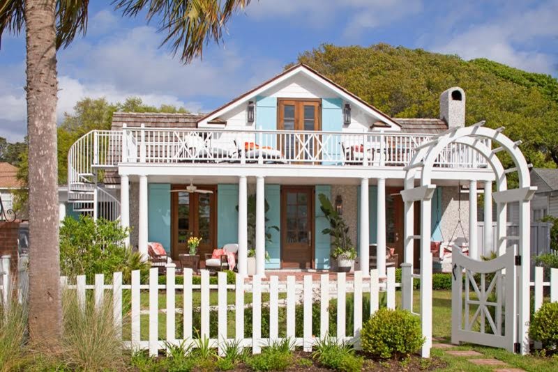 This is an example of a mid-sized beach style one-storey blue house exterior in Jacksonville with wood siding, a gable roof and a shingle roof.