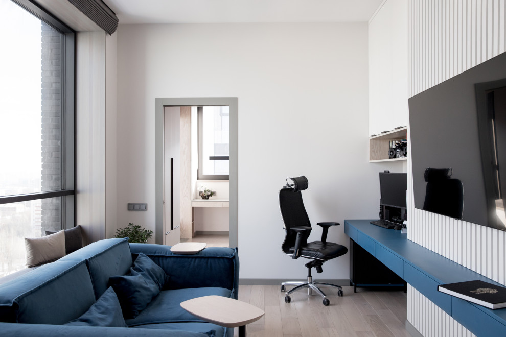 Источник вдохновения для домашнего уюта: кабинет среднего размера в скандинавском стиле с серыми стенами, светлым паркетным полом, бежевым полом и панелями на части стены
