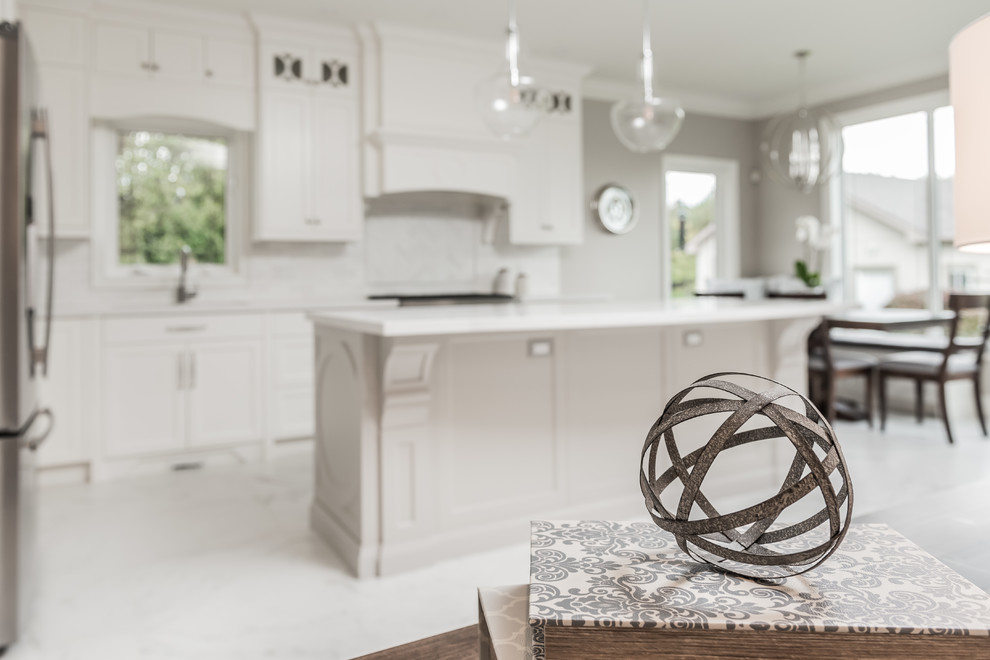 Kitchen - transitional kitchen idea in Toronto
