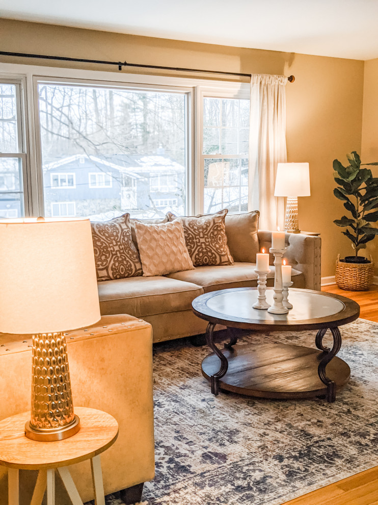 Foto di un soggiorno minimal di medie dimensioni e chiuso con pareti beige e parquet chiaro
