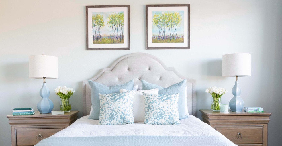На фото: хозяйская спальня среднего размера в стиле кантри с синими стенами, ковровым покрытием и серым полом