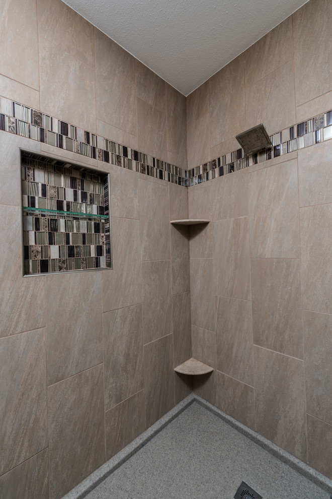 Example of a transitional home design design in Chicago