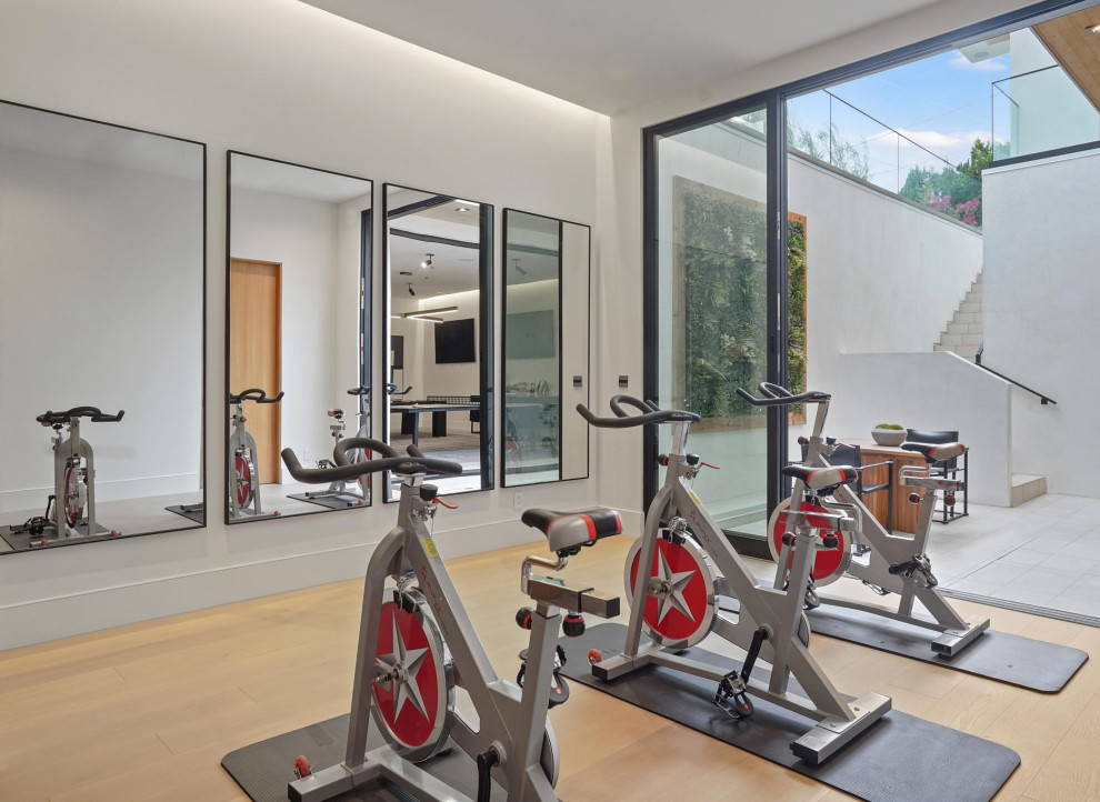 Multifunktionaler, Mittelgroßer Moderner Fitnessraum mit weißer Wandfarbe, hellem Holzboden und braunem Boden in San Francisco